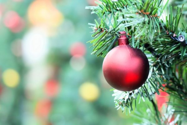 クリスマスツリーのトップスターを飾り付ける意味合いは？子ども向けにわかりやすい説明法 - 動画ジャパン